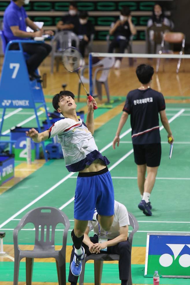 [전주=뉴시스] 전국체전 사전경기로 구미에서 펼쳐진 배드민턴 종목에서 전북선수단이 경기를 치르고 있다. photo@newsis.com *재판매 및 DB 금지