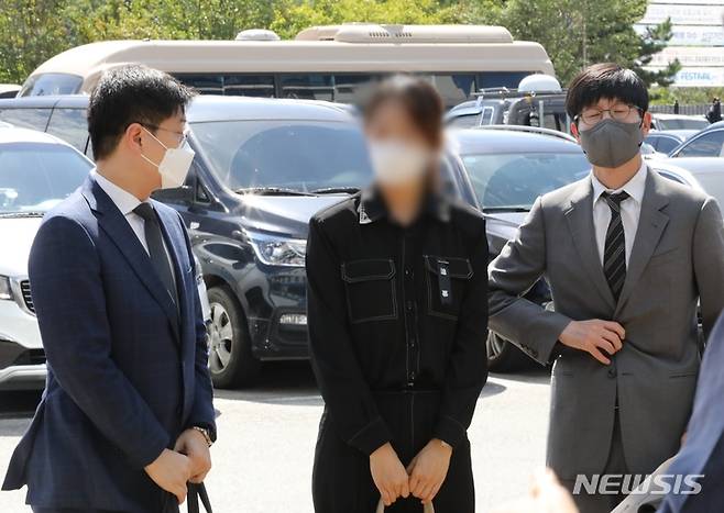 [김포=뉴시스] 정일형 기자 =노조를 원망하는 유서를 남기고 극단적 선택을 한 CJ대한통운 김포 장기택배대리점주 유족과 변호사가 17일 오전 경기 김포경찰서에 명예훼손과 모욕 혐의로 택배기사를 고소한 뒤 기자회견을 열고 있다. 2021.09.17  jih@newsis.com