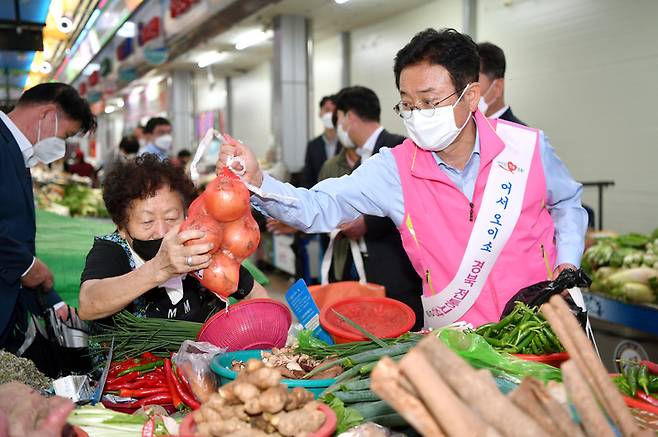 [안동=뉴시스] 이철우 경북지사가 17일 안동 구시장을 찾아 장보기를 하고 있다. (사진=경북도 제공) 2021.09.17 *재판매 및 DB 금지
