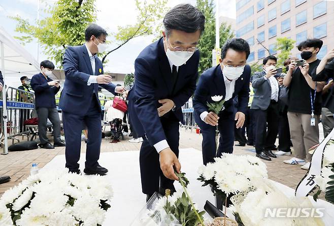 [서울=뉴시스] 최동준 기자 = 윤호중 더불어민주당 원내대표가 17일 서울 여의도 국회 앞에 마련된 자영업자 합동분향소를 찾아 헌화하고 있다. 2021.09.17. photocdj@newsis.com