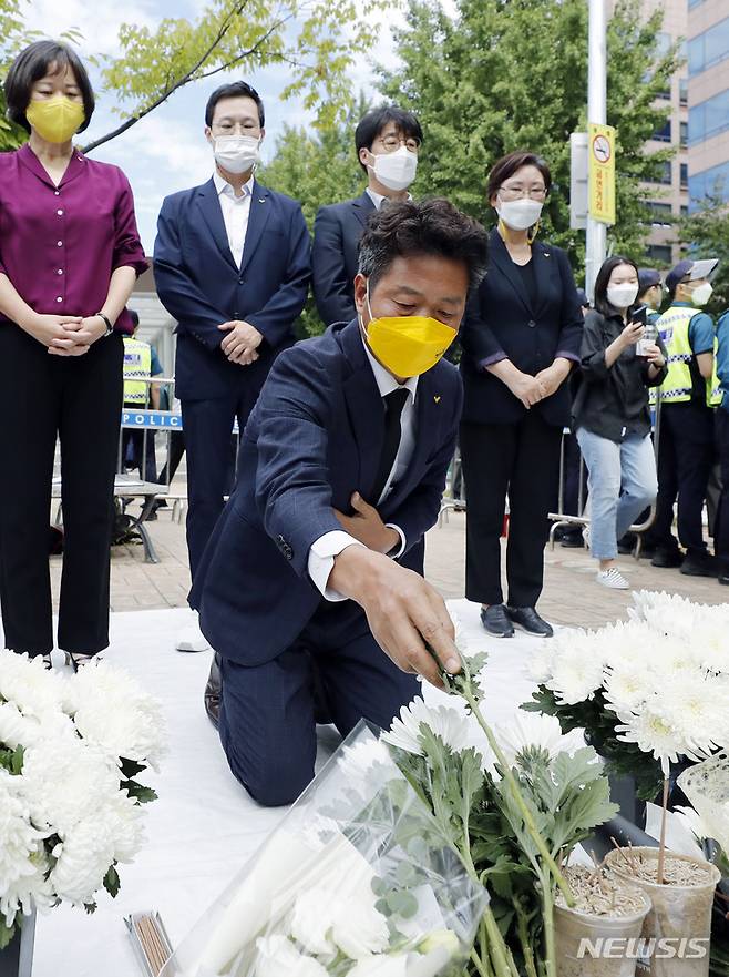 [서울=뉴시스] 최동준 기자 = 여영국 정의당 대표가 17일 서울 여의도 국회 앞에 마련된 자영업자 합동분향소를 찾아 헌화하고 있다. 2021.09.17. photocdj@newsis.com