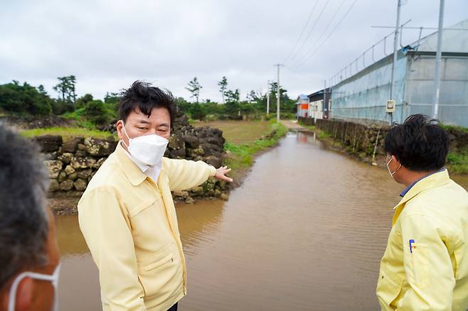 17일 태풍 '찬투'의 영향으로 침수된 제주시 한경면 신창리 현장을 돌아보고 있는 구만섭 제주지사 권한대행.(제주도 제공) *재판매 및 DB 금지