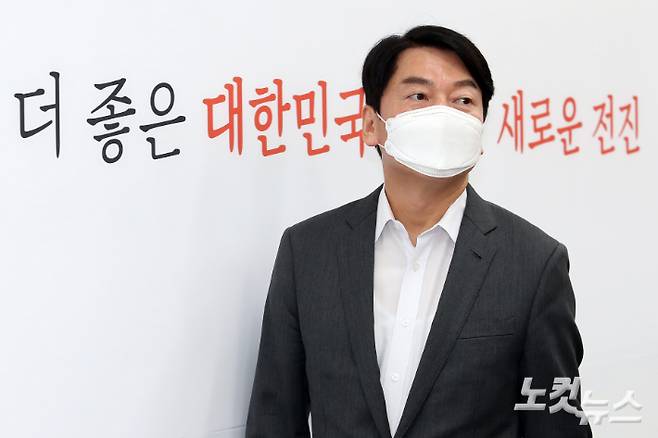 국민의당 안철수 대표가 23일 국회에서 열린 최고위원회의에 들어서고 있다. 윤창원 기자