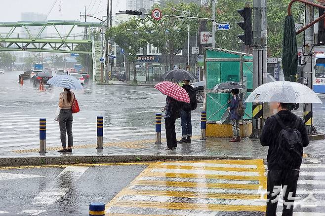 17일 제14호 태풍 찬투가 부산에 접근하면서 강한 바람과 함께 많은 비가 내렸다. 우산을 쓰고 출근하는 시민들. 송호재 기자