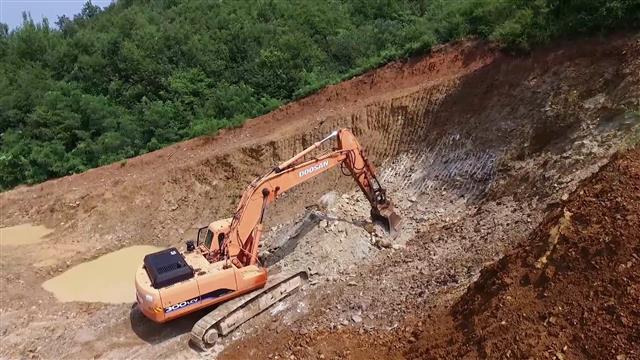 영동군의 한 노천광산에서 일라이트를 채굴하고 있는 모습.영동군 제공
