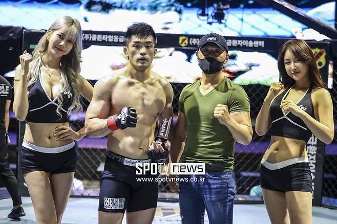 ▲ 정윤재가 지난 3일 더블지FC 09에서 김준교를 꺾었다. AFC 박호준 대표가 트로피를 시상했다.