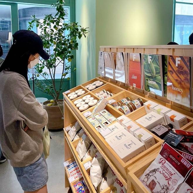 Baek Jin-hee posted a picture on his Instagram on the 17th.In the open photo, Baek Jin-hee is smiling at the camera, and the fresh visuals of Baek Jin-hee, who poses for calyx, captivated the viewers.Baek Jin-hee then posted a picture of her watching while enjoying a shopping date with someone.Baek Jin-hee has been in public with actor Yoon Hyon-min since 2016.Photo: Baek Jin-hee Instagram