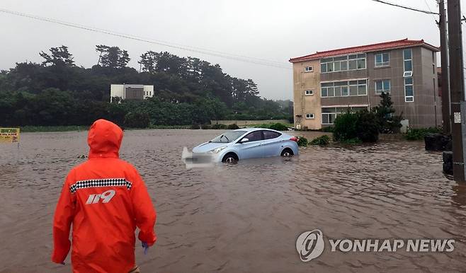 침수된 도로에 고립된 차량 (제주=연합뉴스) 태풍 찬투 영향으로 제주에 강한 비바람이 몰아친 17일 오전 제주시 조천읍의 한 도로에 물이 차량이 고립돼 있다. 2021.9.17 [제주 동부소방서 제공. 재판매 및 DB 금지] atoz@yna.co.kr
