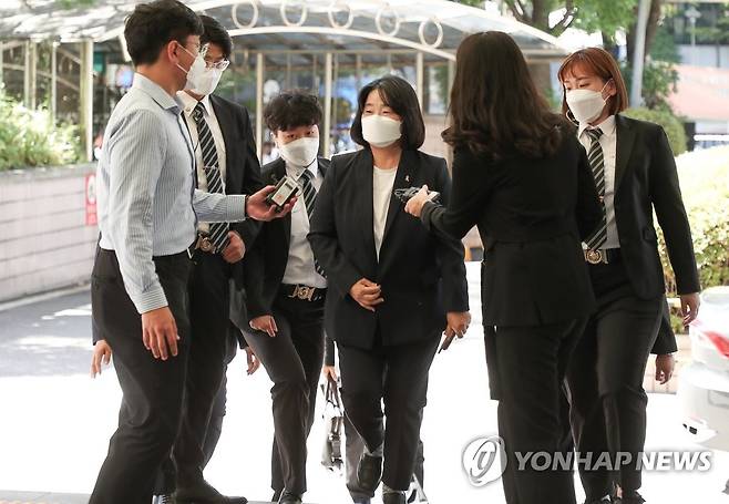 '기부금 의혹' 윤미향 의원, 2차 공판 출석 (서울=연합뉴스) 류효림 기자 = 정의기억연대 후원금 유용 혐의 등으로 기소된 무소속 윤미향 의원이 17일 오후 서울 마포구 서부지법에서 열리는 2차 공판에 출석하고 있다. 2021.9.17 ryousanta@yna.co.kr