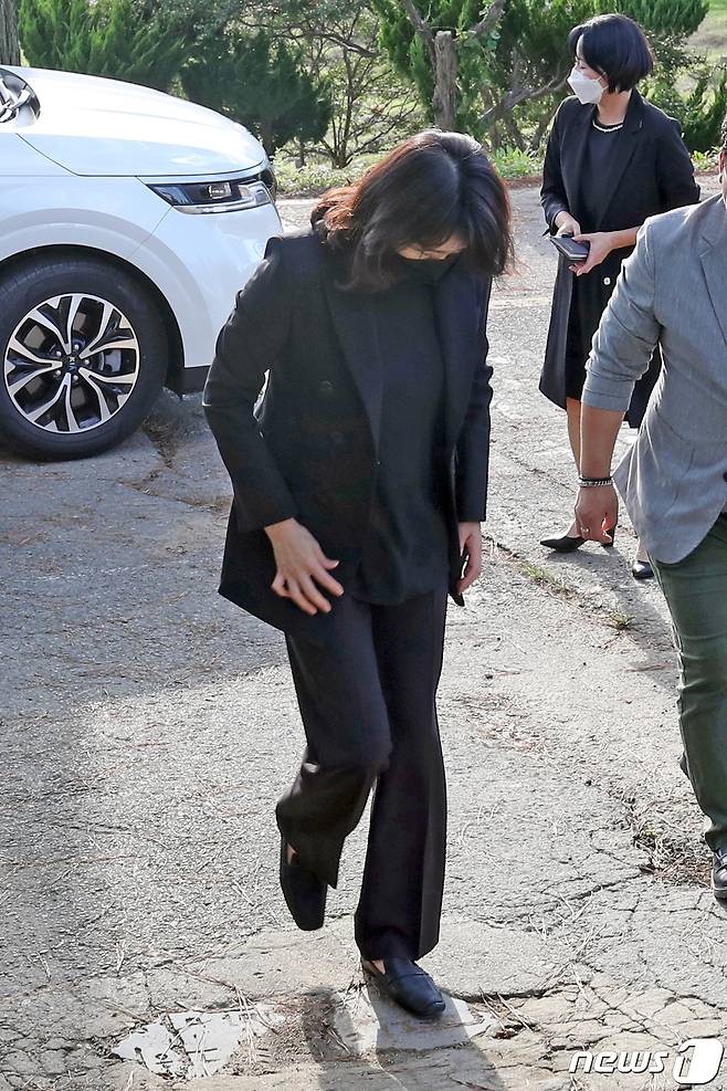 더불어민주당 대권 주자인 이재명 경기도지사 부인 김혜경씨가 8일 오후 광주 북구 망월동 민족민주열사묘역(5·18구묘역)에서 참배하기 위해 묘역을 들어서며 전두환씨 기념비석을 밟고 있다. 2021.9.8/뉴스1 © News1 황희규 기자