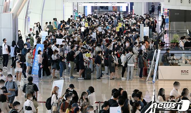 추석 황금연휴 첫날인 18일 오전 서울시 강서구 김포공항에서 제주로 향하는 관광객들이 탑승수속을 하고 있다. 제주도관광협회에 따르면 17일부터 22일까지 추석연휴 엿새간 항공기와 선박 예약 건수를 기준으로 전망한 관광객은 21만5000여명이다. 2021.9.18/뉴스1 © News1 정진욱 기자