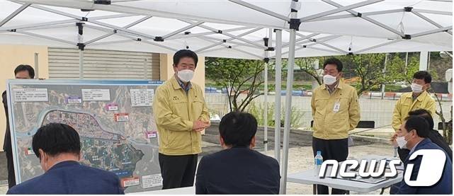 김광철 연천군수가 행안부의 풍수해 생활권 종합정비 사업 공모 현장심사에서 인터뷰를 하고 있다. (연천군청 제공) © 뉴스1