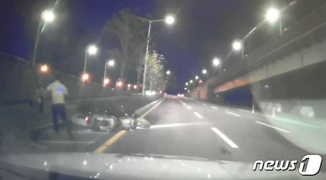 출동한 경찰이 운전자를 구조하고 있다(부산경찰청제공)© 뉴스1
