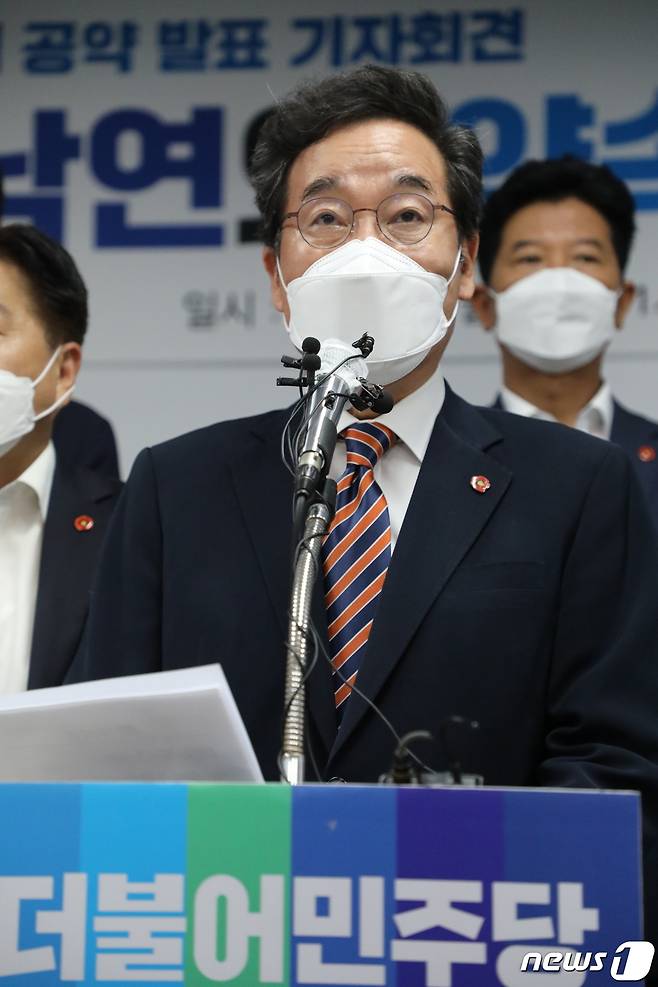 이낙연 더불어민주당 대선 경선후보가 18일 제주도당에서 기자간담회를 열고 제주발전 전략을 발표하고 있다. 2021.9.18/뉴스1 © News1 강승남 기자
