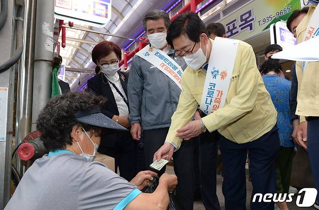 (내포=뉴스1) 최현구 기자 = 추석 연휴 첫 날인 18일 양승조 충남도지사가 민생 현장 점검을 위해 홍성과 보령, 서천을 잇따라 찾았다.(충남도 제공).© 뉴스1