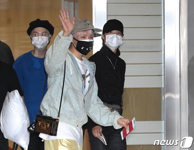 '미래세대와 문화를 위한 대통령 특별사절'로 임명된 그룹 방탄소년단(BTS) 멤버 제이홉 18일 오후 미국 뉴욕에서 열리는 유엔총회에 참석하기 위해 인천국제공항으로 출국하고 있다. 2021.9.18/뉴스1 © News1 신웅수 기자