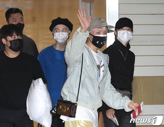 '미래세대와 문화를 위한 대통령 특별사절'로 임명된 그룹 방탄소년단(BTS) 멤버 제이홉이 18일 오후 미국 뉴욕에서 열리는 유엔총회에 참석하기 위해 인천국제공항으로 출국하고 있다. 2021.9.18/뉴스1 © News1 신웅수 기자