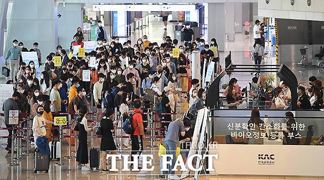 추석 연휴 첫날인 18일 오후 서울 강서구 공항동 김포국제공항 국내선 출국장이 여행객들로 붐비고 있다. /김포국제공항=이새롬 기자