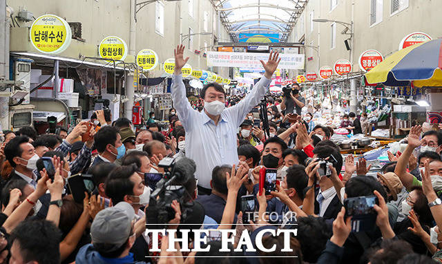 윤석열 국민의힘 대선 예비후보가 추석 연휴인 18일 경남 창원시 마산합포구 어시장을 찾아 상인과 시민들의 환호에 손을 들어 화답하고 있다./윤석열 캠프 제공