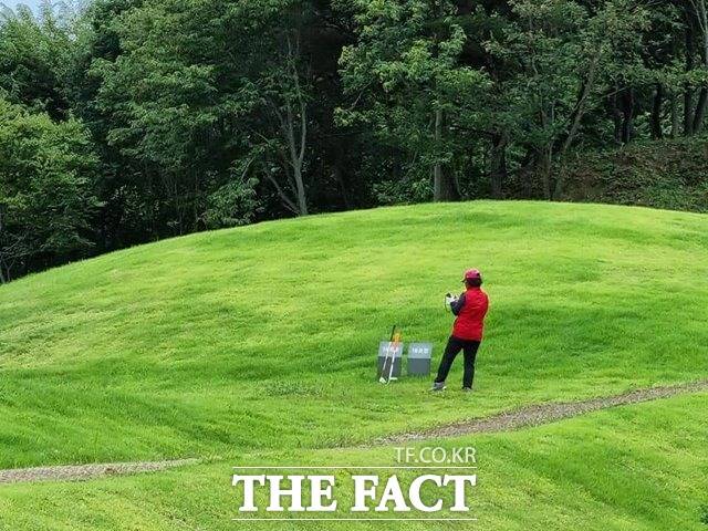 17일 오후 전북 남원시 유곡리와 두락기 고분군(국가지정문화재 사적 542호)에서 한 50대 여성이 골프 연습을 즐기고 있다. /남원=최영 기자