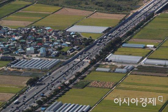 추석 연휴를 하루 앞둔 17일 오후 경찰청 귀성길 점검 헬기에서 바라본 경기도 화성시 서해안 고속도로에서 차량들이 오가고 있다. (항공촬영 협조 : 서울지방경찰청 항공대 문흥주 경감, 심동국 경위) /문호남 기자 munonam@