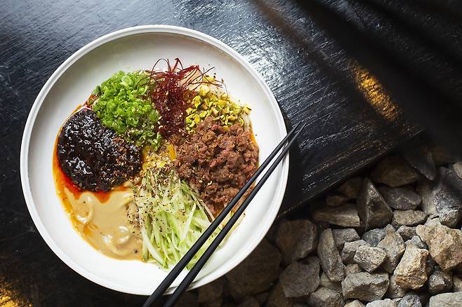 서울 을지로 3가에 있는 '을지로남작'의 탄탄면. /양수열 영상미디어 기자