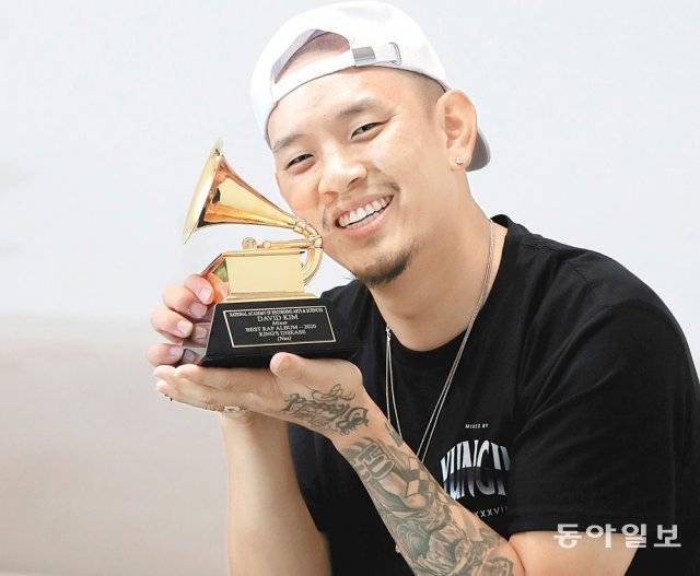 16일 서울 마포구의 음반사 ‘EMA’ 사무실에서 만난 데이비드 김 씨가 올해 3월 수상한 세 번째 그래미 트로피를 웃으며 들어 보였다. 장승윤 기자 tomato99@donga.com