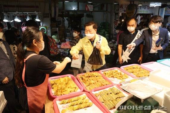 박승원 광명시장 17일 광명전통시장 새마을시장 방문해 물가체험 캠페인 참여. 사진제공=광명시