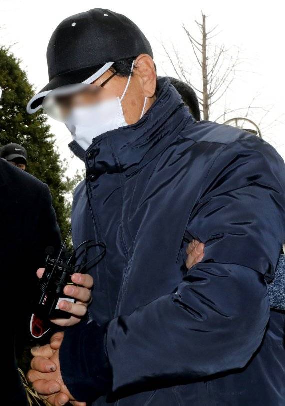 인천의 한 노래주점에서 50대 자매에게 둔기를 휘둘러 1명을 살해하고 1명은 중태에 빠트린 A씨(70대)가 지난 3월 12일 구속 전 피의자 심문(영장실질심사)을 받기 위해 인천지방법원에 들어서고 있다. 사진=뉴스1