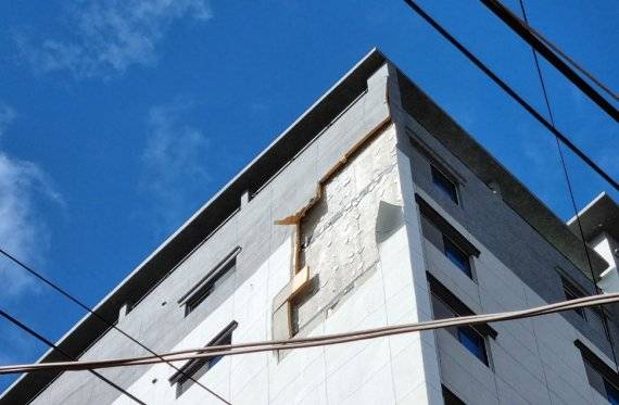 강풍에 떨어진 건물 외벽 마감재. 부산경찰청 제공