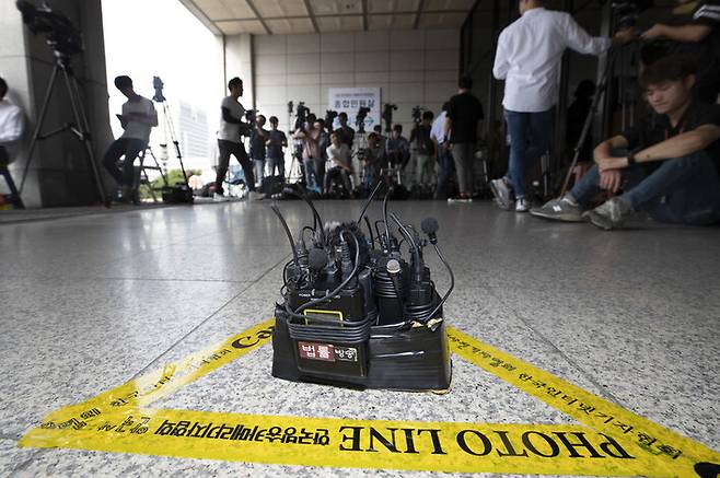과거 검찰 소환조사 때 설치됐던 포토라인. <한겨레> 자료사진