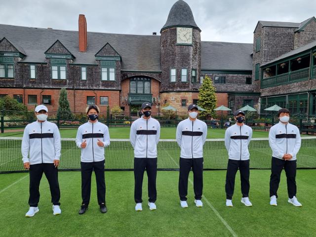 한국 테니스 대표팀이 데이비스컵 1회전이 열리는 미국 로드라일랜드주 뉴포트 세계 명예의 전당 코트에서 사진 촬영을 진행하고 있다. 대한테니스협회 제공
