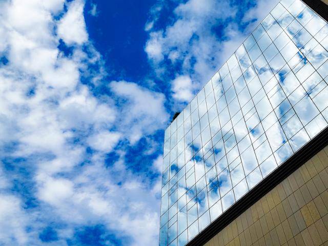 비구름이 몰려온 13일 서울 광화문 일대의 건물 외벽에 부분적인 파란 하늘과 구름들이 반사되어 비치고 있다. 서재훈 기자