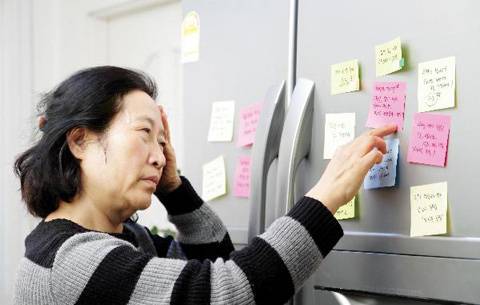 부모님 행동 6가지를 살펴 치매 전단계인지 확인할 수 있다./사진=클립아트코리아