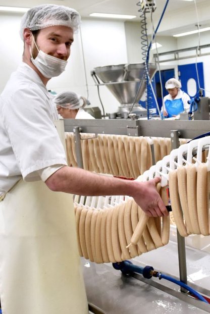 독일 폴크스바겐의 소시지 생산 공장 모습. 직원 30여명이 1만8000개의 소시지를 생산한다. 사진 폴크스바겐
