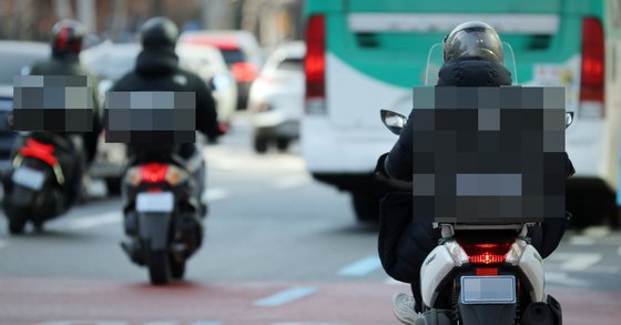 배달 근로자가 오토바이에 올라 배달에 나서고 있다. 연합뉴스