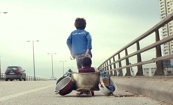 마치 유모차처럼 요나스를 냄비에 넣어 데리고 다니는 자인.