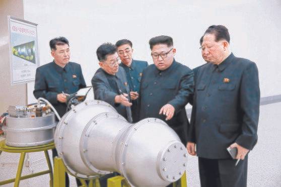 지난 2017년 7월 3일 북한 조선중앙통신은 핵실험에 앞서 김정은 국무위원장이 핵무기 병기화 사업을 현지지도했다며 수소탄 개발을 주장하는 관련 사진을 공개했다. 사진에는 장구 형태의 핵폭발장치로 보이는 물체가 있다. 왼쪽 위엔 '화성-14'형 핵탄두(수소탄)라고 쓰인 도면이 보인다. 조선중앙통신