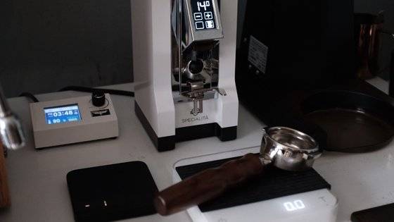 미뇽의 디스플레이에는 분쇄시간이 14초로 설정돼 있다. 14초 동안 분쇄할 때 몇 g의 분쇄 원두가 담기는 지 확인하려고 에스프레소 추출용 포터필터를 저울에 올려 확인해 보았다. [사진 윤석준]