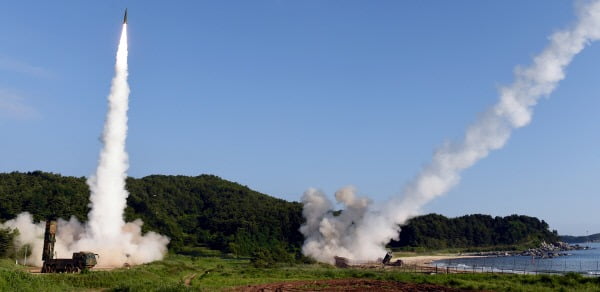 2017년 7월 5일 오전 동해안에서 한국군의 현무-2A(왼쪽)와 주한미군의 ATACMS 지대지미사일(오른쪽)이 연기를 내뿜으며 동시에 발사되고 있다./  합동참모본부 제공