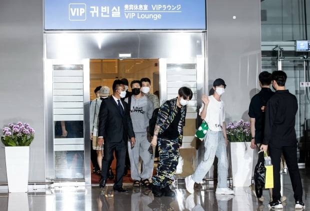 '미래세대와 문화를 위한 대통령 특별사절'로 임명된 방탄소년단(BTS)이 20일(현지시간) 열리는 유엔 'SDG 모멘트(Moment)' 행사에 참석하기 위해 18일 오후 인천국제공항 2터미널을 통해 미국 뉴욕으로 출국하고 있다. 사진=연합뉴스