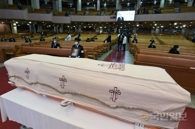 조 목사가 안치된 관이 교회 대성전 앞에 놓여 있다. 최현규 기자