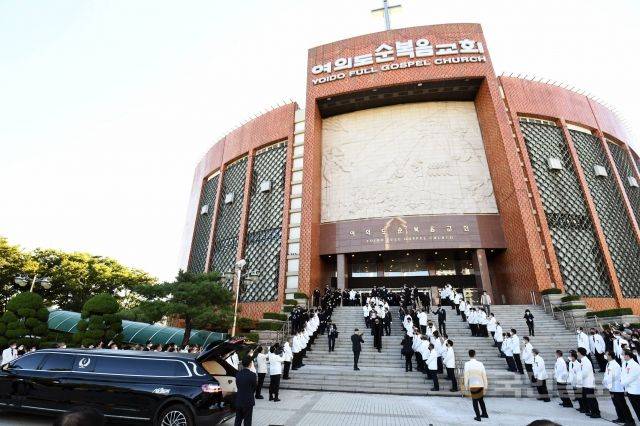 여의도순복음교회 앞에서 성도들과 교회 관계자들이 조 목사의 운구를 준비하는 모습. 최현규 기자