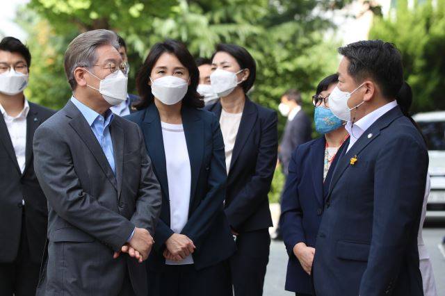 더불어민주당 대선 예비후보인 이재명 경기도지사와 부인 김혜경씨가 18일 오전 광주 남구 한 미혼모 시설을 방문해 설명을 듣고 있다. 연합뉴스