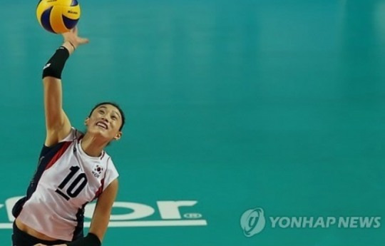 한국 여자배구 에이스 김연경의 폭발적인 백어택 모습 [연합뉴스 자료사진]