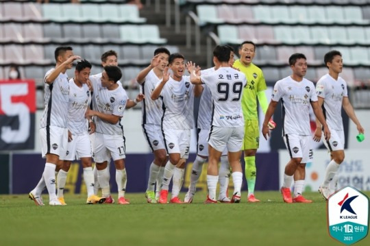 기뻐하는 김천 선수들 [한국프로축구연맹 제공]