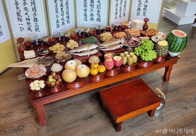 지난 설 조모씨(29) 집에서 올린 차례상. 이중 데친 문어요리를 비롯해 준비가 어려운 음식은 조씨가 요리한다. /사진=조모씨 제공