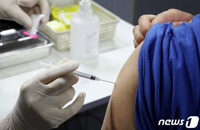 (서울=뉴스1) 김명섭 기자 = 시민이 26일 서울 관악구 사당동 사당종합체육관 신종 코로나바이러스 감염증(코로나19) 접종실에 놓여져  있다.  질병관리청 중앙방역대책본부에  따르면 이날부터 약 1777만명에 달하는 만 18~49세 인구가 전국 위탁의료기관에서 코로나19 백신 접종을 받는다. 18~49세 백신 첫 번째 주인 8월 26일부터 29일까지는 지역과 관계없이 화이자 백신을 맞는다. 그다음 주부터는 모더나 백신도 함께 투약할 예정이다. 화이자와 모더나는 메신저 리보핵산(mRNA) 플랫폼으로 만들었다. 2021.8.26/뉴스1