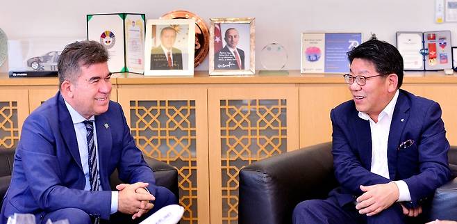 <사진 설명> 최진영 코리아헤럴드 대표가 15일 오후 서울 중구 주한 터키 대사관에서 에르신 에르친 주한 터키대사와 경제문화 교류협력 확대 방안을 협의하고 있다.
