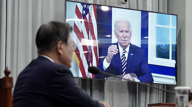 문재인 대통령이 17일 오후 청와대 여민관 영상회의실에서 화상으로 열린 '에너지 및 기후에 관한 주요 경제국 포럼'에 참석해 조 바이든 미국 대통령의 개회사를 듣고 있다. [연합